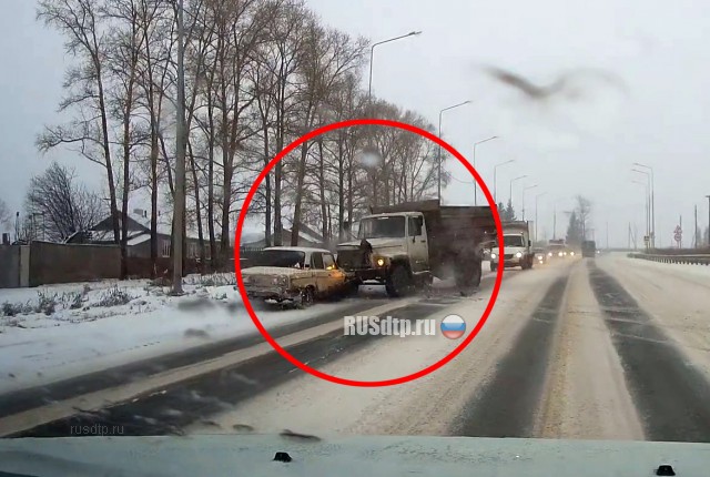 Под Кирово-Чепецком 58-летний водитель на ВАЗе въехал в грузовик. ВИДЕО