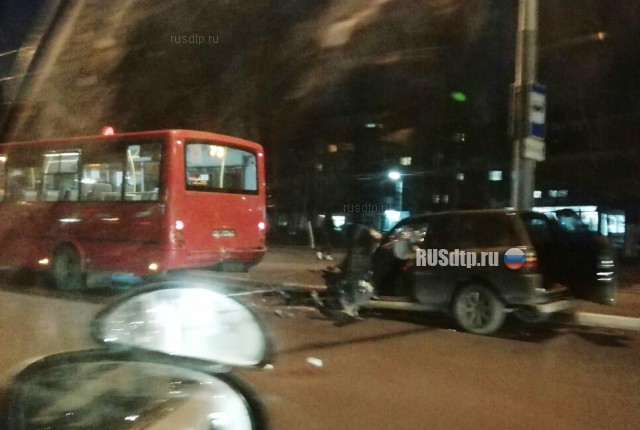 В Ярославле уснувший за рулем водитель проехал сквозь толпу пешеходов. ВИДЕО