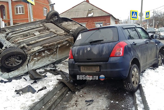 В Ростове в результате ДТП пешехода придавило автомобилем. ВИДЕО