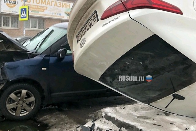 В Ростове в результате ДТП пешехода придавило автомобилем. ВИДЕО