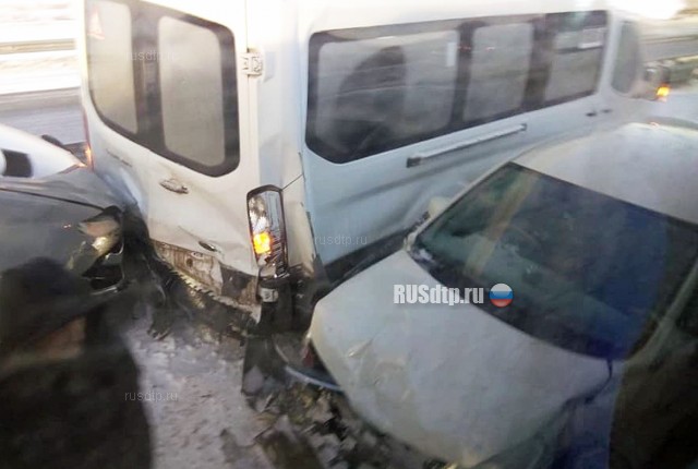 Момент столкновения 10 автомобилей в Кузбассе попал на видео