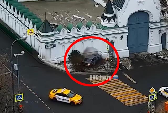 В Москве полицейский на BMW врезался в стену монастыря. ВИДЕО
