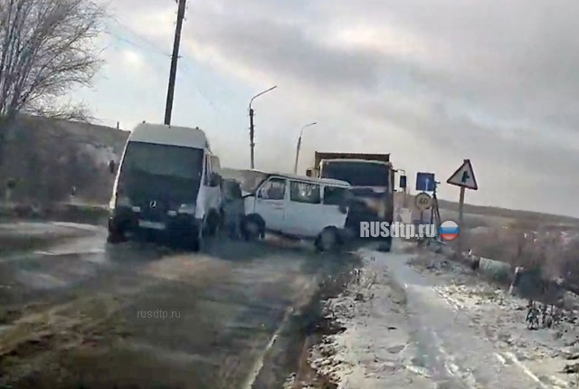 В Луганской области грузовик смял несколько машин. ВИДЕО