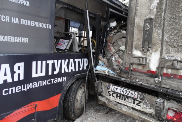 В Екатеринбурге автобус врезался в грузовик. 9 человек пострадали