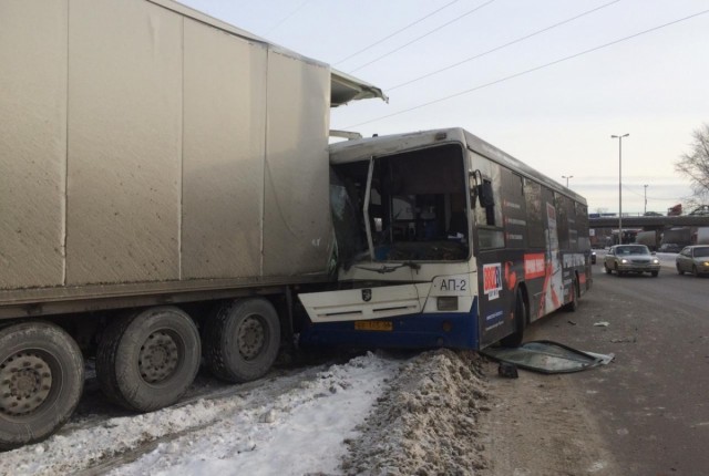 В Екатеринбурге автобус врезался в грузовик. 9 человек пострадали