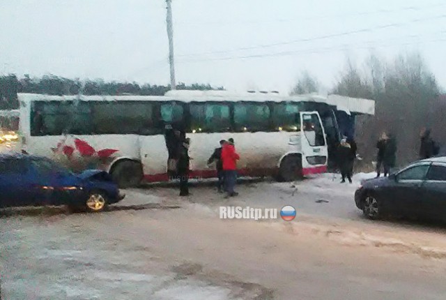 В Белово автобус сбил 15-летнюю девочку. ВИДЕО