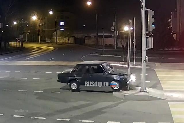 В Волгограде водитель и пассажир ВАЗа покалечились о дорожный знак. ВИДЕО