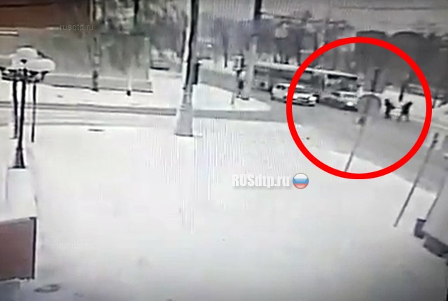 Момент наезда автобуса на пешеходов в Барнауле попал на видео