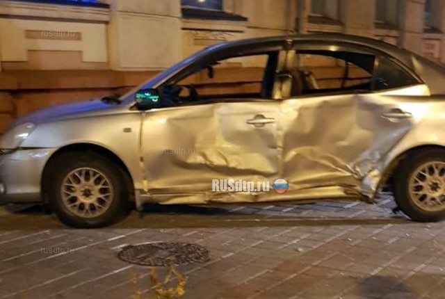 Во Владивостоке водитель сбил троих пешеходов и сбежал. ВИДЕО
