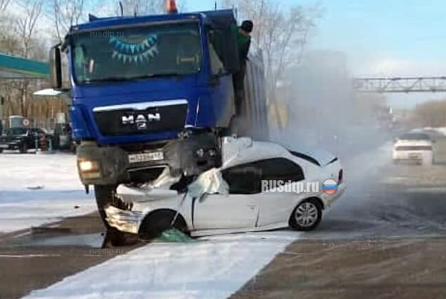 В Комсомольске-на-Амуре многотонный грузовик смял «Тойоту» с людьми