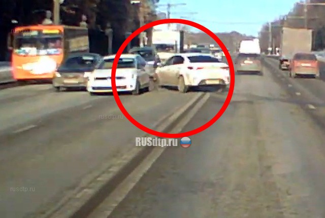 В Нижнем Новгороде девушка совершила массовое ДТП, «играя в телефон» за рулем