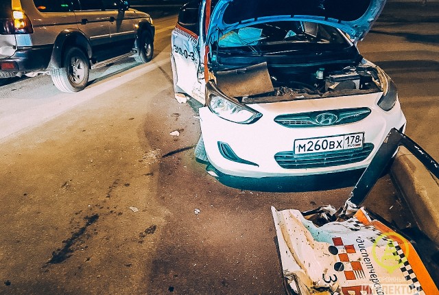 В Петербурге в утреннем ДТП погибла пассажирка такси
