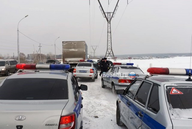 Такси с людьми смяло о встречный грузовик на дамбе ГЭС в Новосибирске