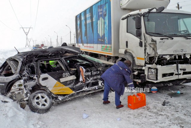 Такси с людьми смяло о встречный грузовик на дамбе ГЭС в Новосибирске