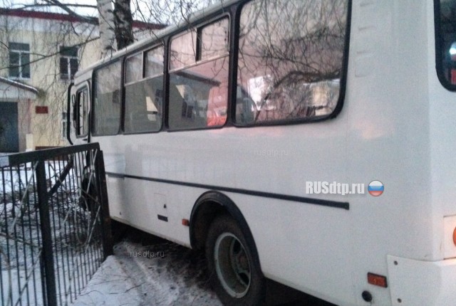 В Ивановской области автобус врезался в дерево. Один человек погиб и 12 пострадали