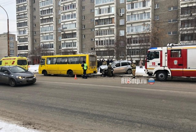 В Екатеринбурге пьяный водитель врезался в маршрутку