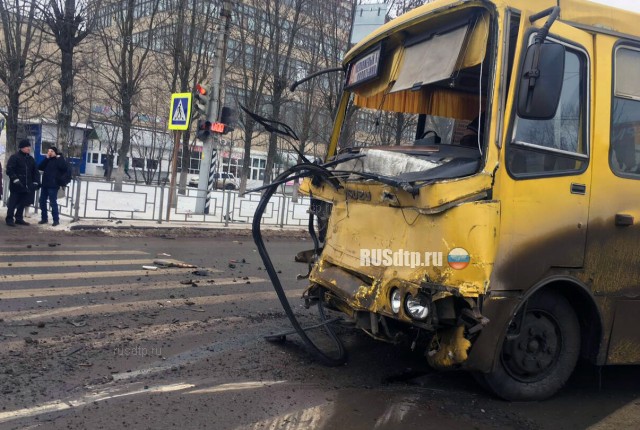 В жестком ДТП с автобусом в Иванове кондуктора выбросило через лобовое стекло