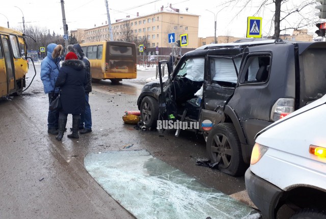 В жестком ДТП с автобусом в Иванове кондуктора выбросило через лобовое стекло