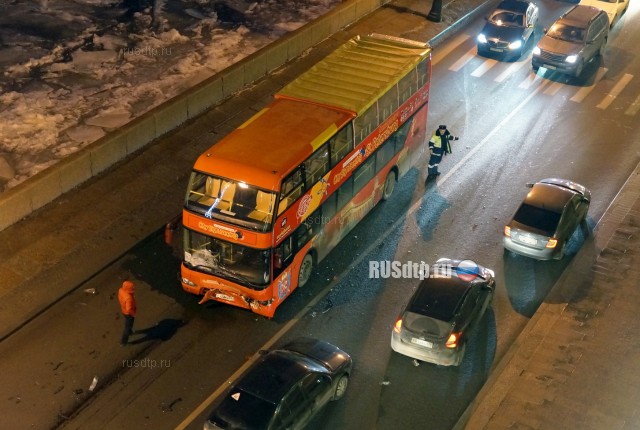 Porsche лоб в лоб столкнулся с туристическим автобусом в Петербурге. ВИДЕО