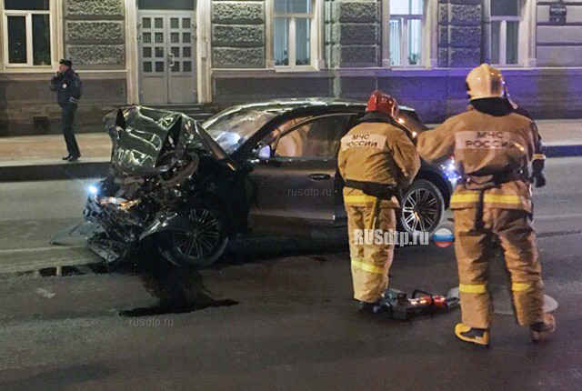 Porsche лоб в лоб столкнулся с туристическим автобусом в Петербурге. ВИДЕО