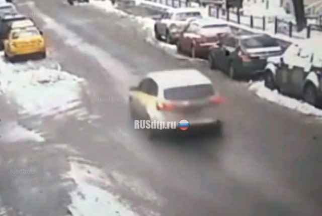 В Москве таксист без прав сбил троих пешеходов и скрылся. ВИДЕО