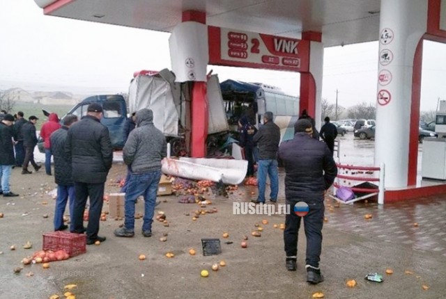 В Дагестане автобус врезался в АЗС, избегая ДТП