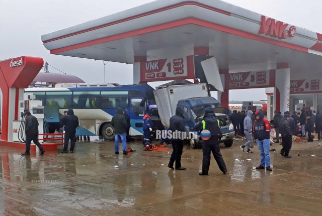 В Дагестане автобус врезался в АЗС, избегая ДТП