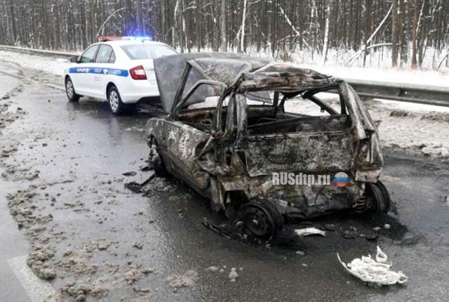 Мужчина погиб в горящей «Оке» на трассе М-5 в Рязанской области