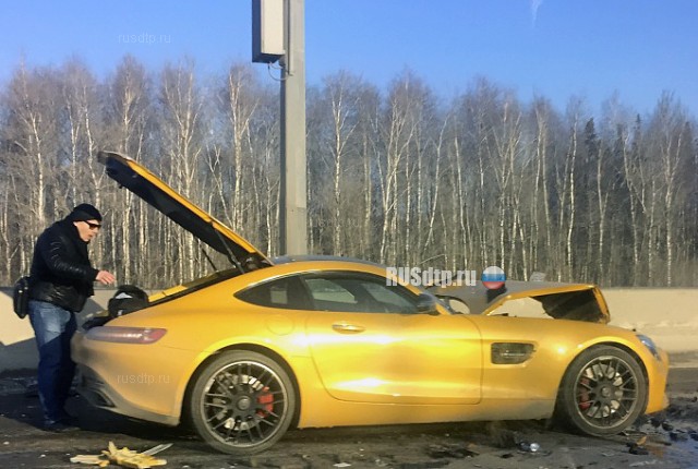 Спорткар Mercedes-Benz GT AMG попал в ДТП на Россельбане. ВИДЕО