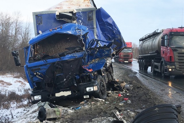 В Пензенской области столкнулись три грузовика и автобус