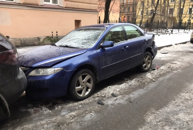 В Петербурге женщина на внедорожнике разбила 7 машин и врезалась в стену дома