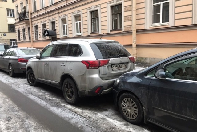 В Петербурге женщина на внедорожнике разбила 7 машин и врезалась в стену дома