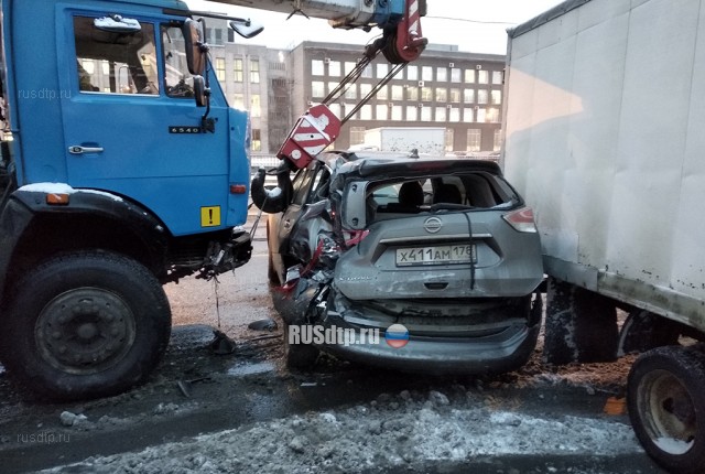 В Санкт-Петербурге автокран снёс шесть автомобилей. ВИДЕО