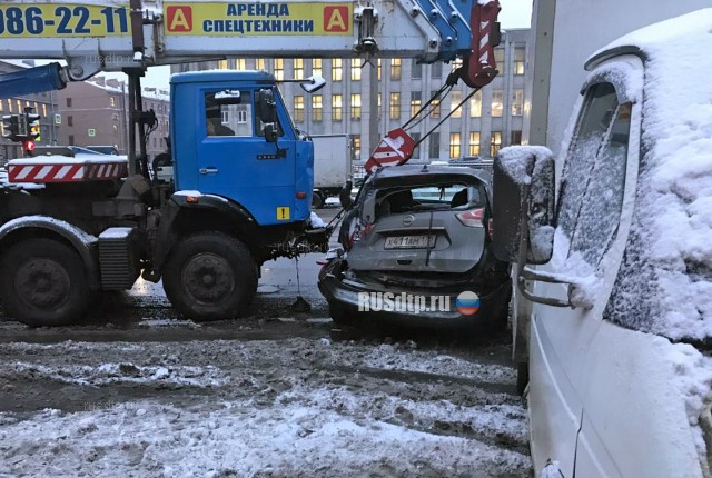 В Санкт-Петербурге автокран снёс шесть автомобилей. ВИДЕО