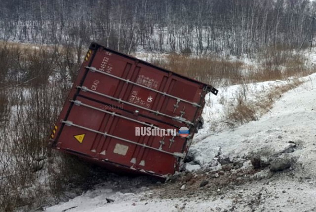 В Красноярском крае «Приору» раздавило упавшим с фуры контейнером