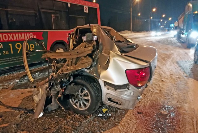 В Новосибирске «Тойоту» разорвало на части в ДТП с автобусом