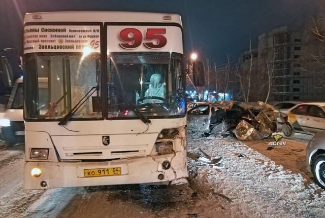 В Новосибирске «Тойоту» разорвало на части в ДТП с автобусом