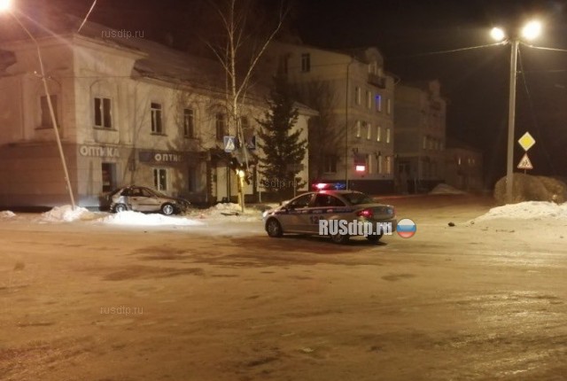 В Горно-Алтайске пьяный водитель снёс светофор и врезался в здание