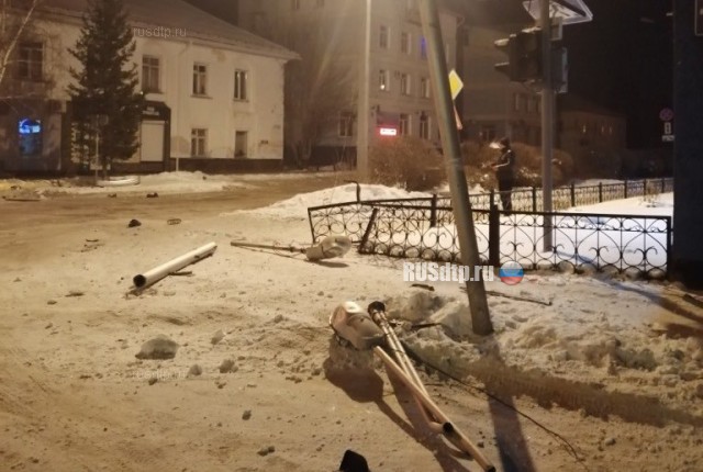 В Горно-Алтайске пьяный водитель снёс светофор и врезался в здание