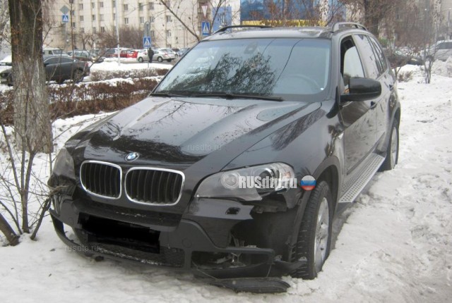 В Белгороде лихач на BMW вылетел на тротуар и сбил двоих пешеходов. ВИДЕО