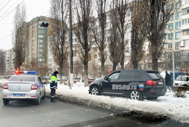 В Белгороде лихач на BMW вылетел на тротуар и сбил двоих пешеходов. ВИДЕО