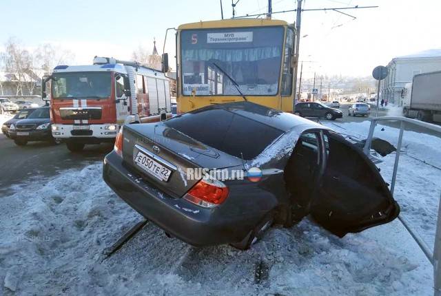 Момент ДТП с трамваем в Барнауле попал на видео