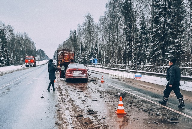 В Ленобласти мужчина и женщина на «Фольксвагене» погибли, врезавшись в снегоуборочный КАМАЗ