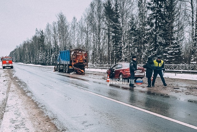 В Ленобласти мужчина и женщина на «Фольксвагене» погибли, врезавшись в снегоуборочный КАМАЗ