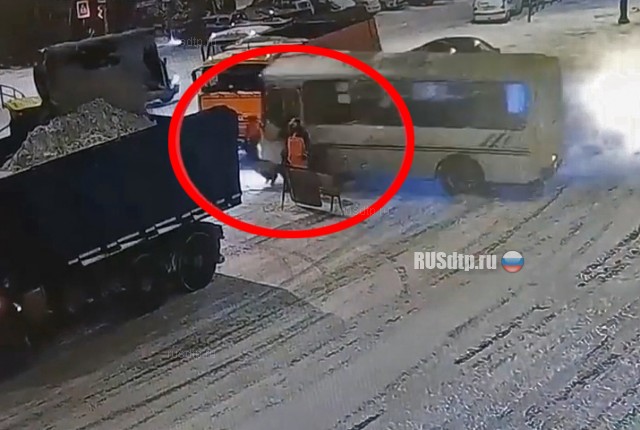 На Ново-Садовой в Самаре автобус сбил троих дорожных рабочих. ВИДЕО