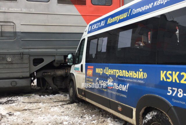 Видеорегистратор запечатлел момент столкновения маршрутки с поездом под Петербургом