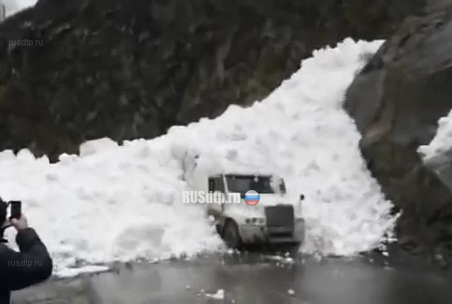 В Дагестане сошедшая с гор лавина накрыла фуру. ВИДЕО