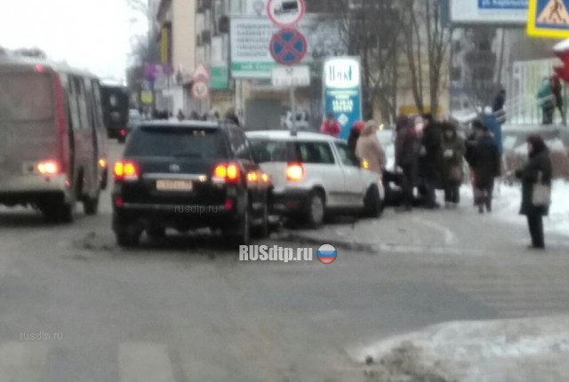 В Архангельске после ДТП автомобиль сбил пешехода. ВИДЕО