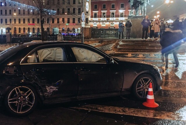 В Петербурге автомобиль сбил 6 пешеходов. ВИДЕО