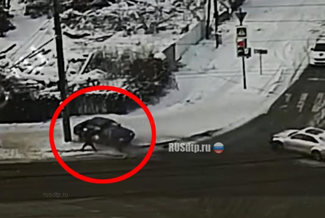 В Пензе автомобиль сбил пенсионерку на тротуаре. ВИДЕО
